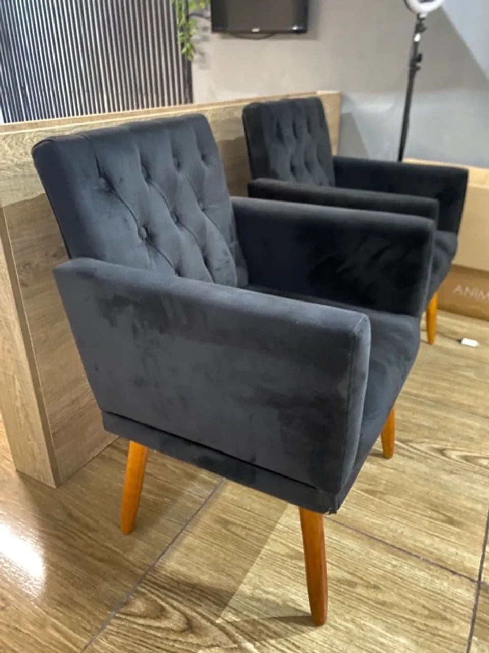 Conjunto de duas poltronas pretas reforçadas