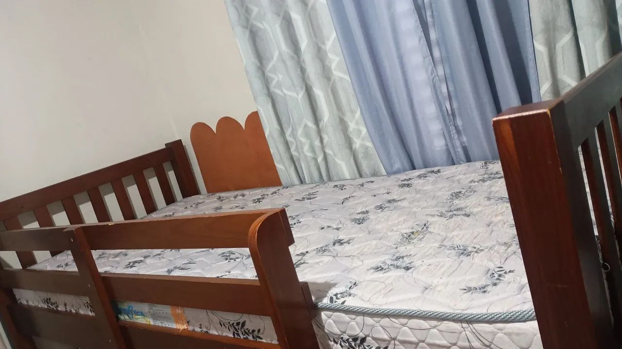 cama beliche madeira maciça+colchões  - Foto 2