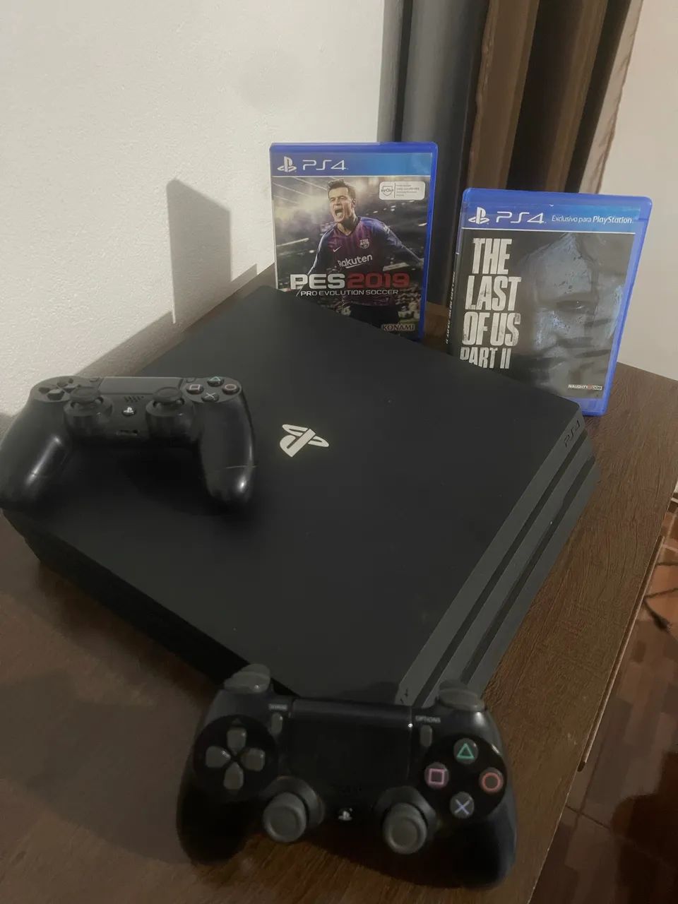 Playstation 4 pro e 2 controles