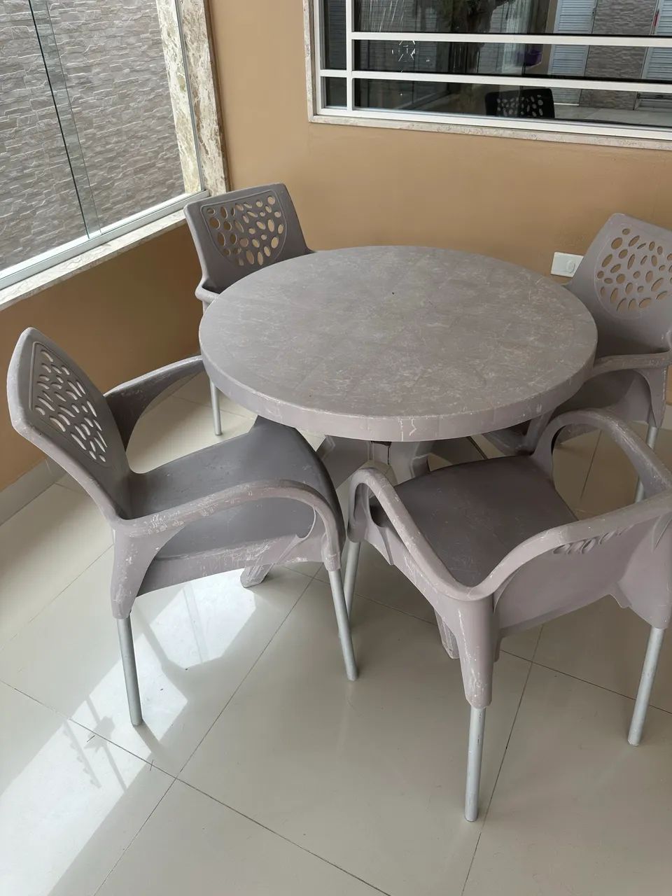 Mesa com 4 cadeiras65568131508737120