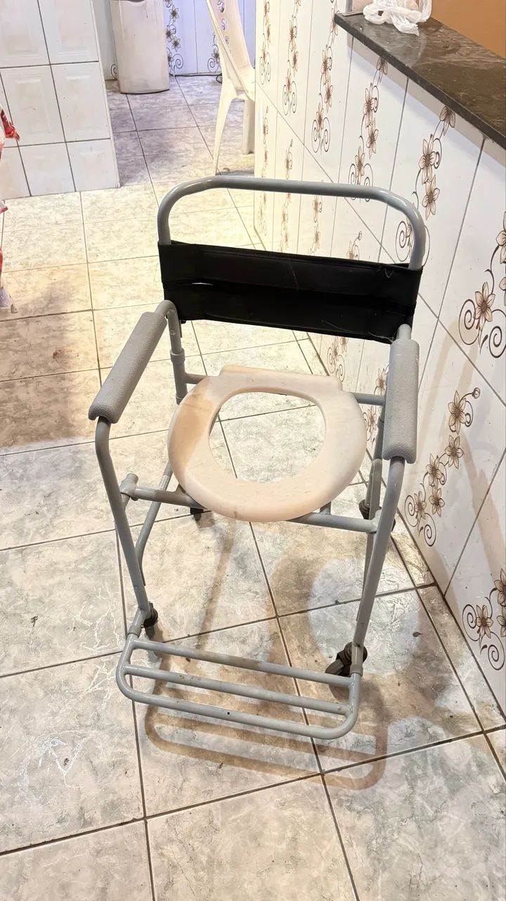 Cadeira de banho higiênica  - Foto 2