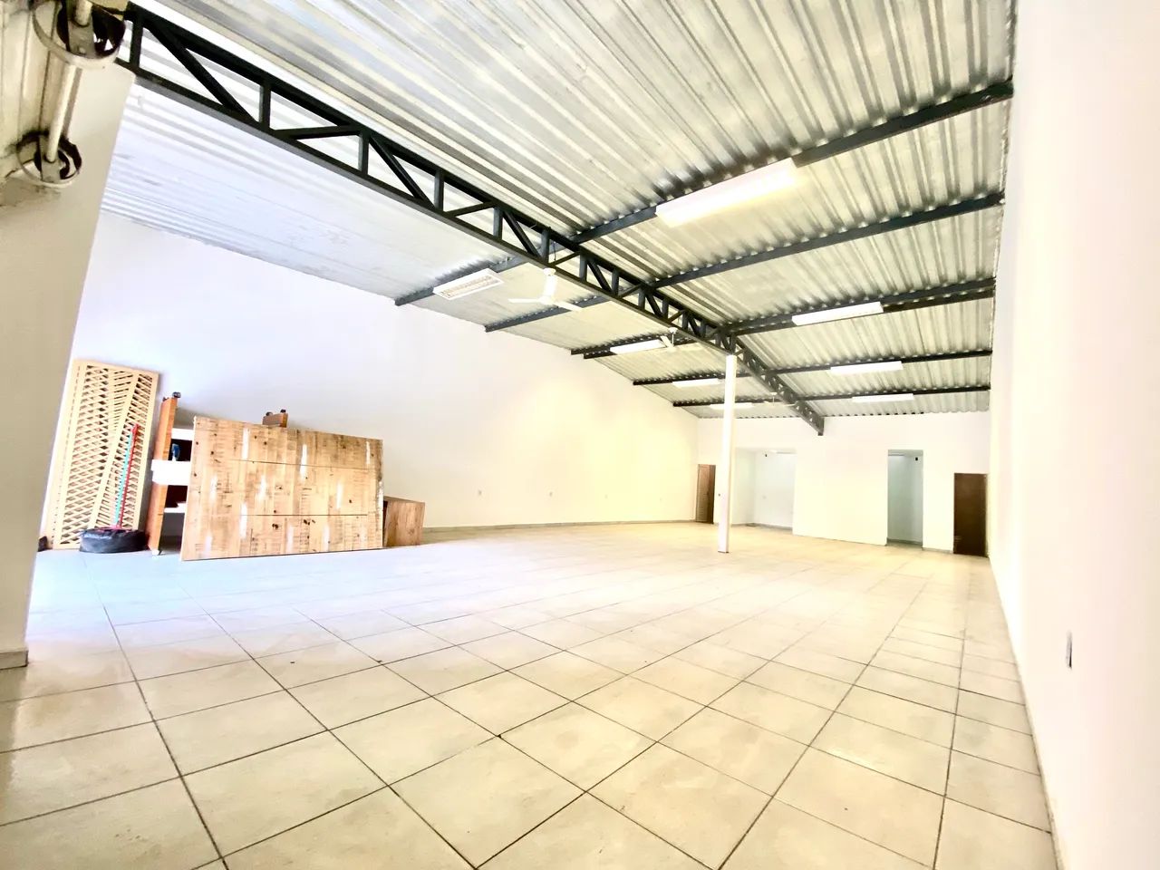Loja galpão Itapuã 01 