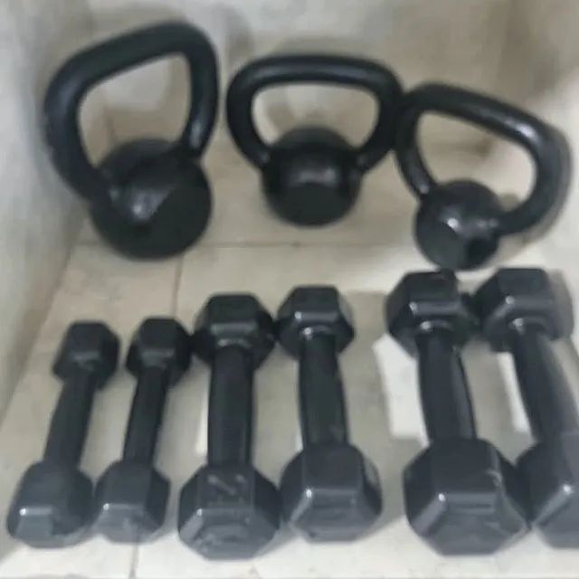 Lote de pesos: 3 kettlebells, halteres e caneleiras