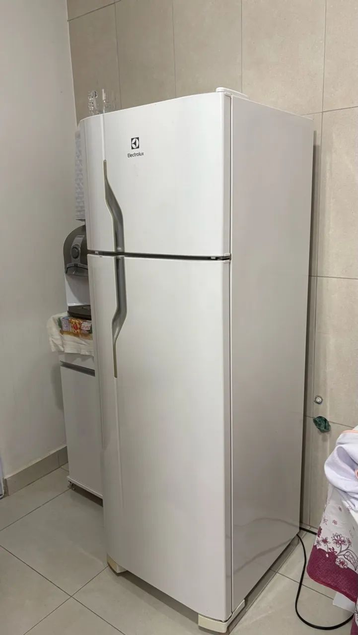 Geladeira Electrolux Duas Portas Super Conservada - Foto 3