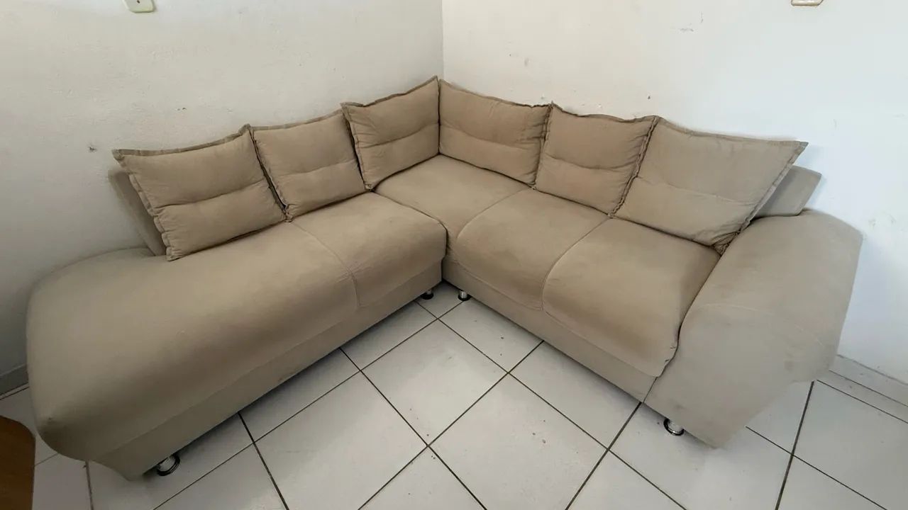 Sofá bege em L