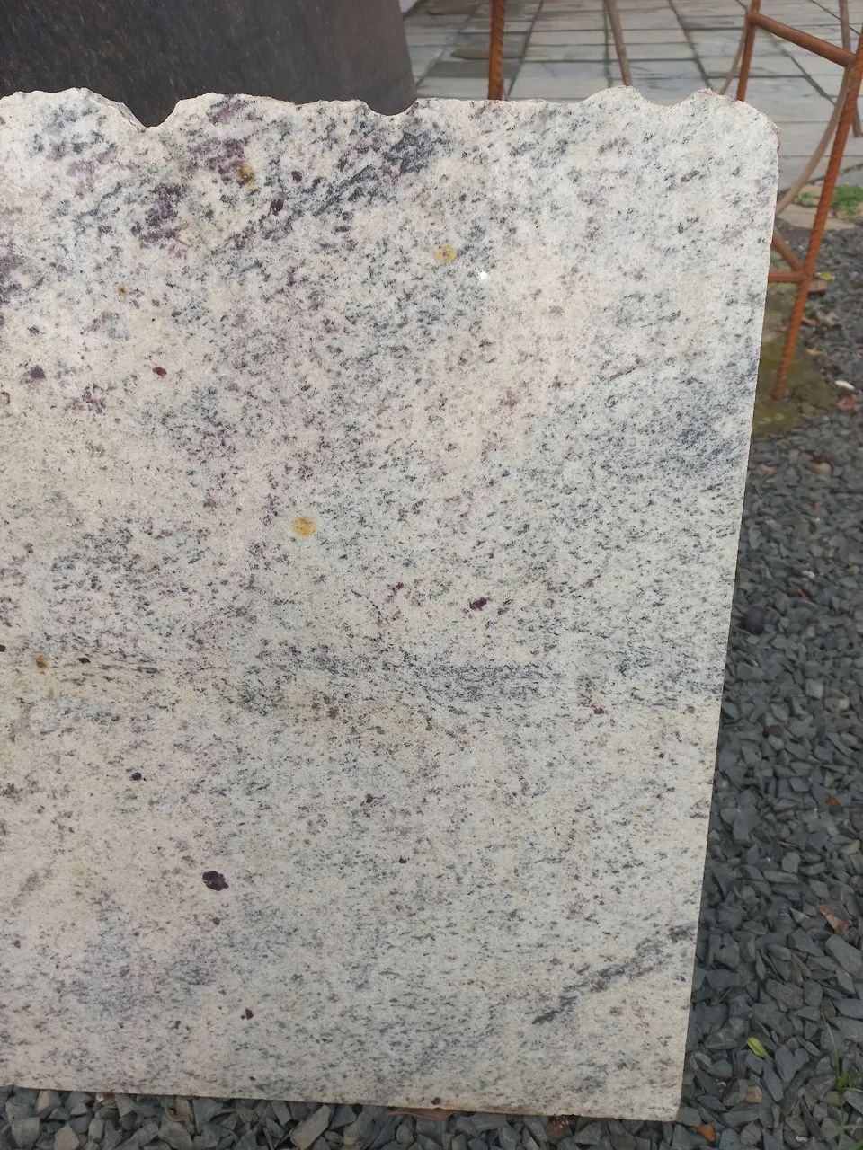 Pedra de granito beje 200 reais 