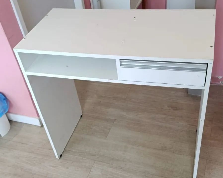 Mesa escrivaninha bem conservada  - Foto 2