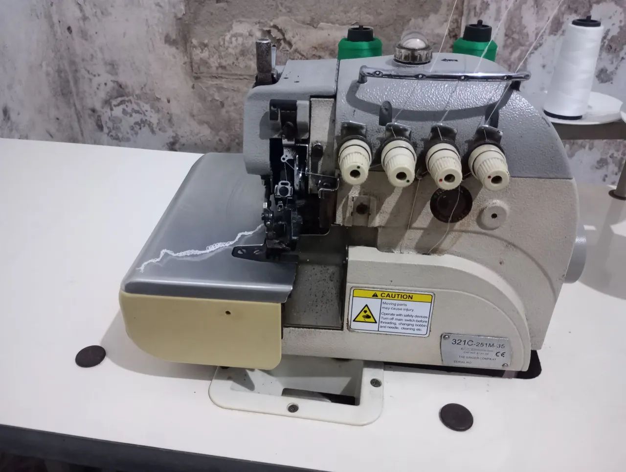 Máquina de costura overloque interlock - SINGER