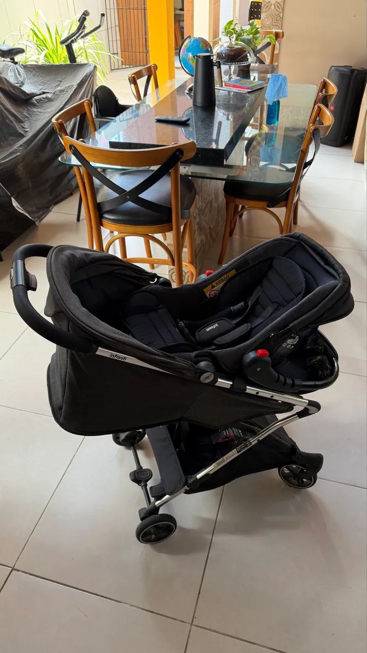 Carrinho de bebê com bebê conforto  - Foto 2