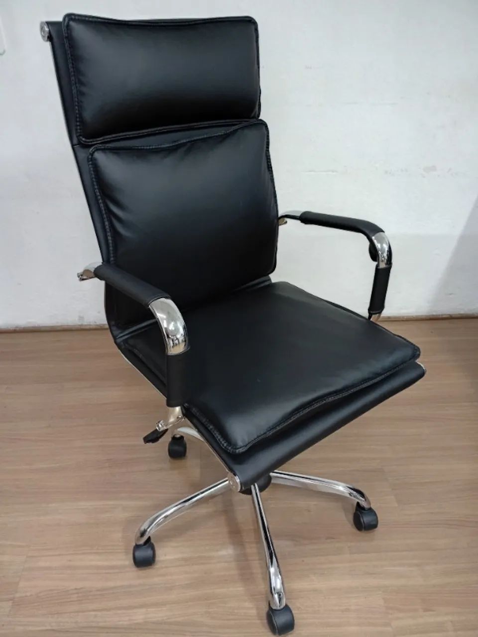 Cadeira de Escritório Presidente Design Charles Eames Preta