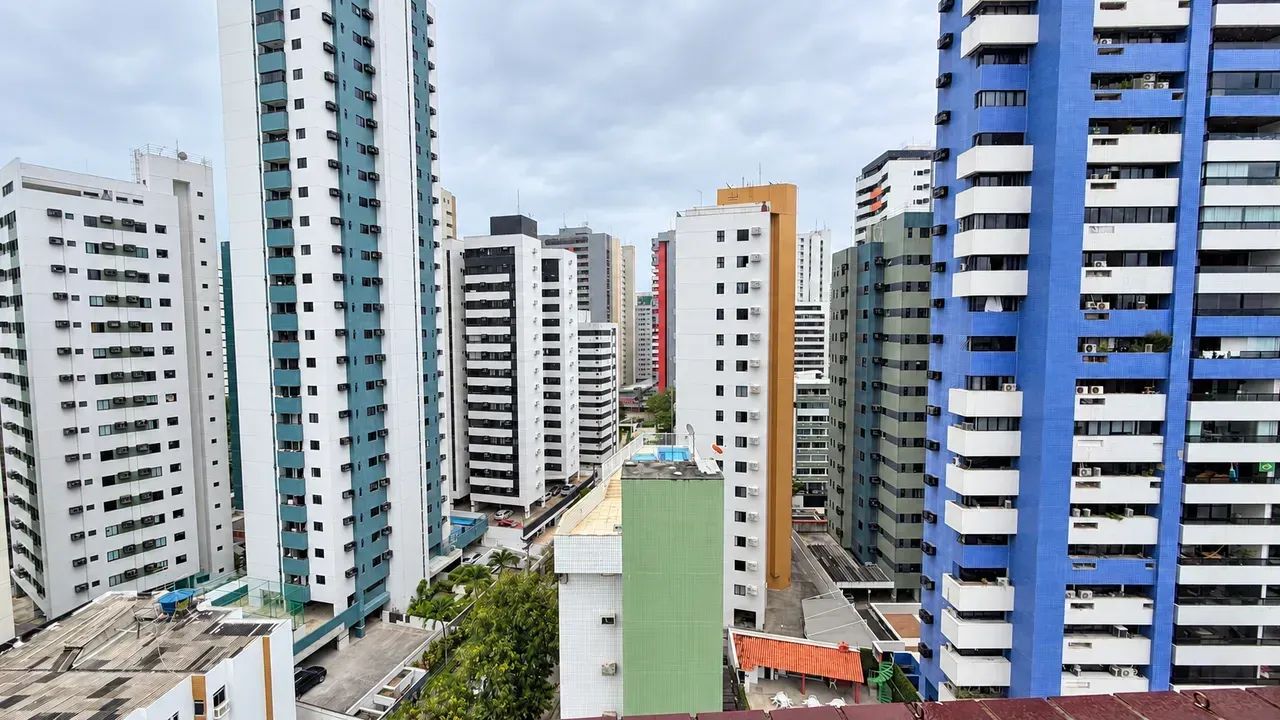 MORE COM ESPAÇO, CONFORTO E ANDAR ALTO COM VISTA DEFNIDA - Foto 3