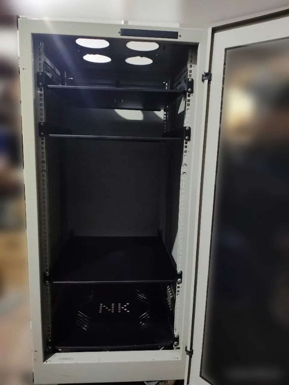 Rack Servidor de Piso 19U com Rodas e Prateleiras - Foto 3