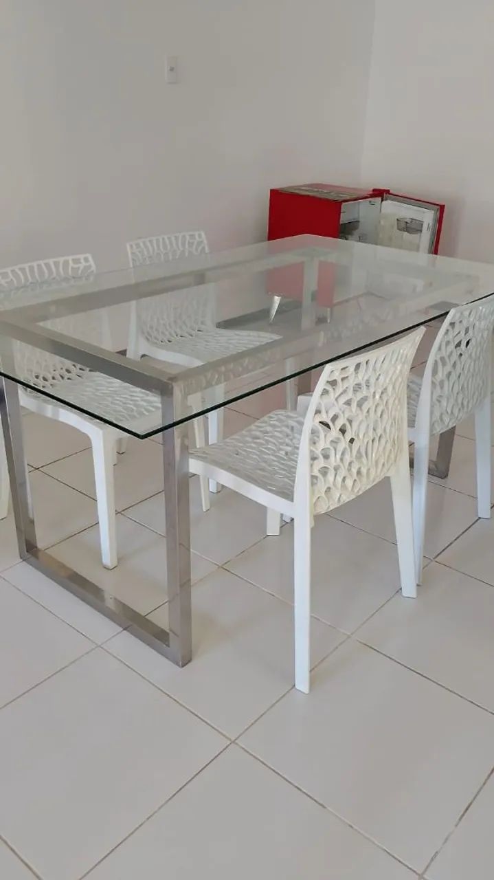 Jogo de mesa com QUATRO cadeiras, base em INOX. 
