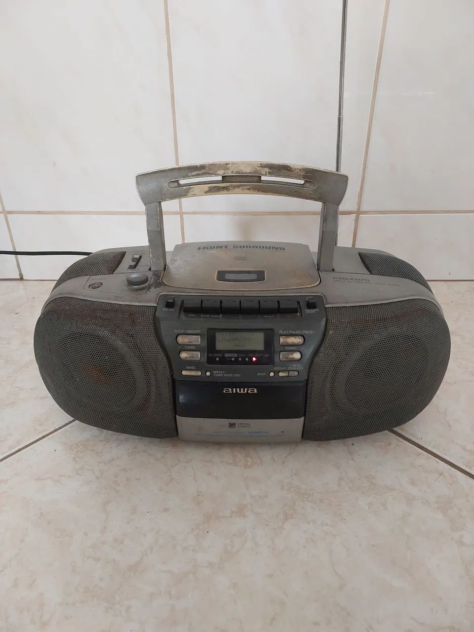 Aparelho de som aiwa funcionando. 