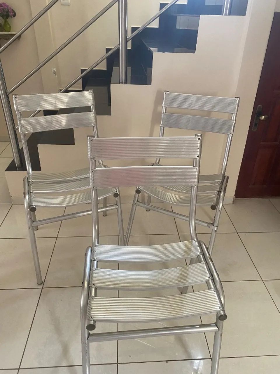 3 cadeiras de aluminio área externa