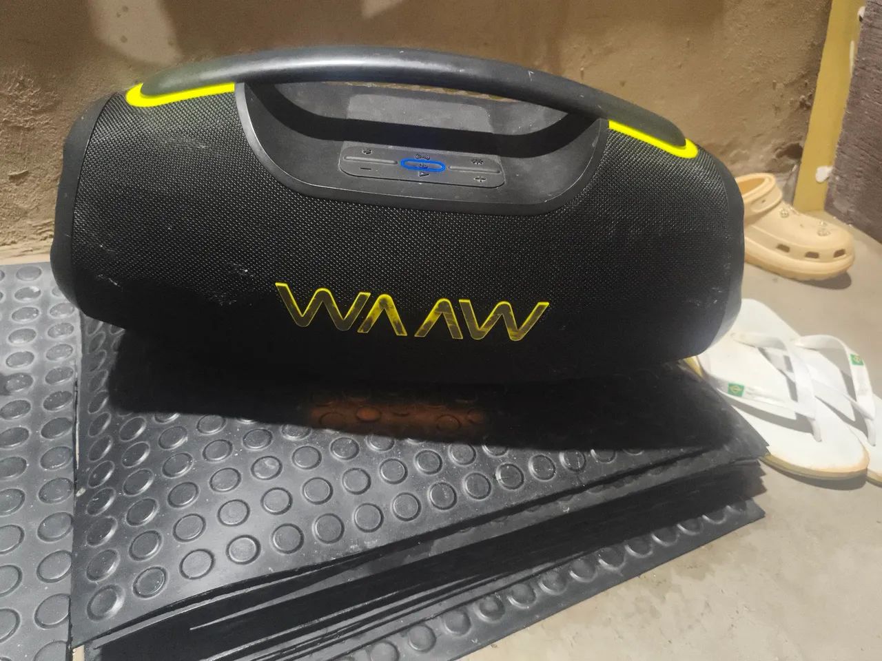 Vende-se essa caixa de som 