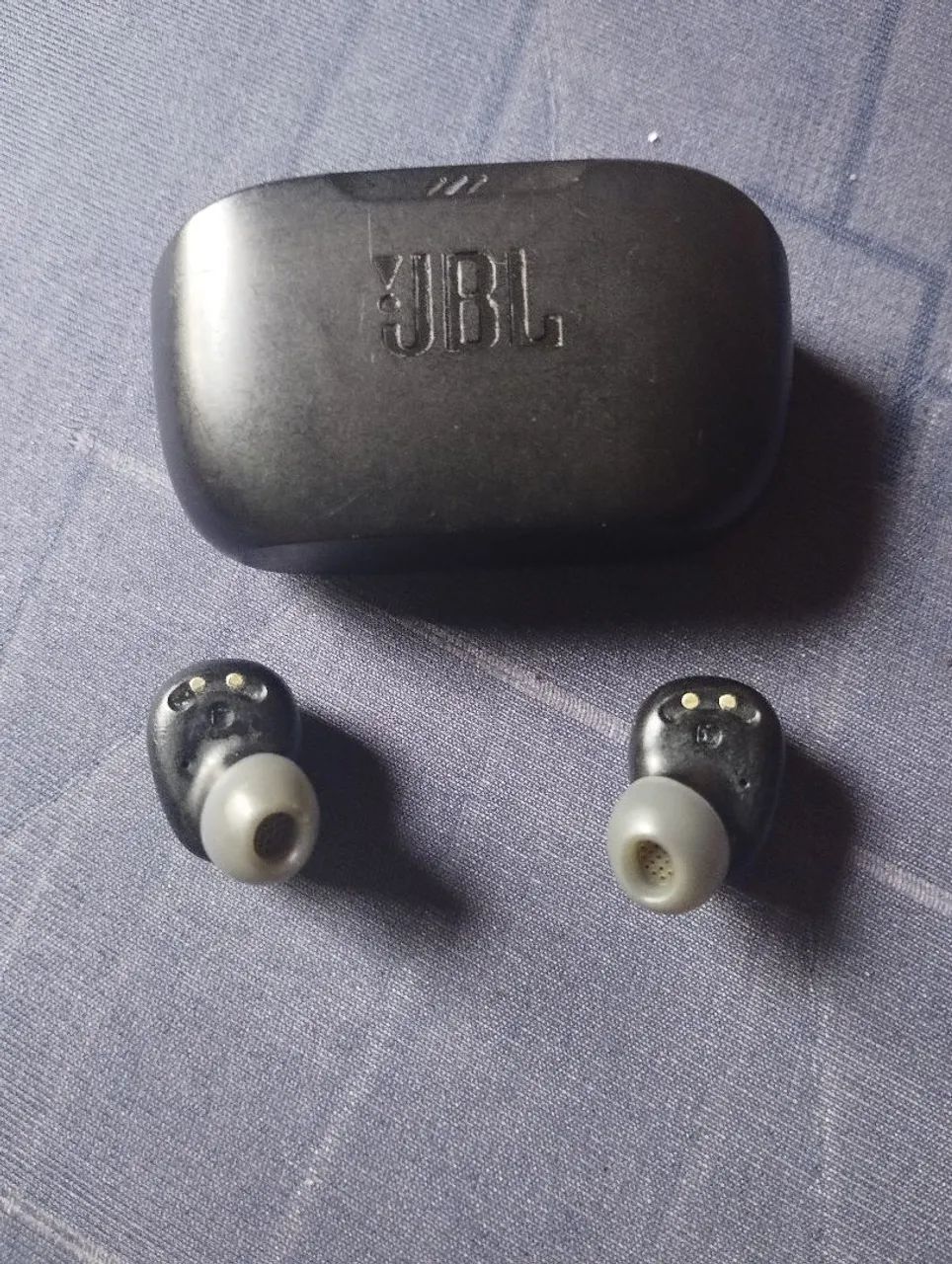 Fone JBL wave buds 2 com defeito - Foto 2
