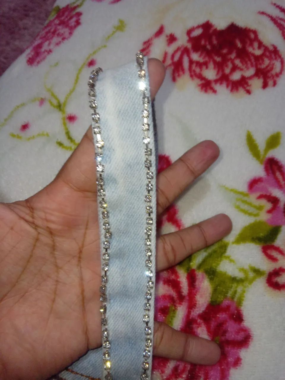 CROPPED JEANS ONÇA PRETA COM ALÇAS DE STRASS - Foto 3