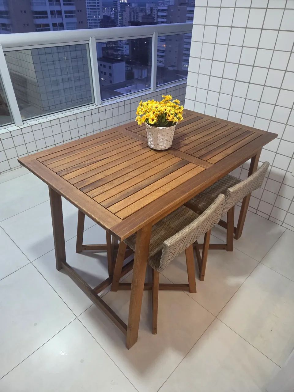 Vendo Mesa de Jantar (Madeira) com 4 Banqueta - Foto 2