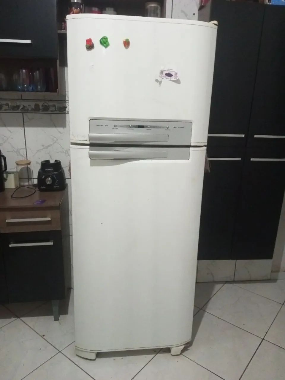 Vende-se uma geladeira