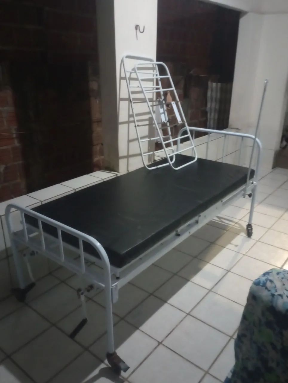 Vendo cama hospitalar com colchão 950.00 contato * zap