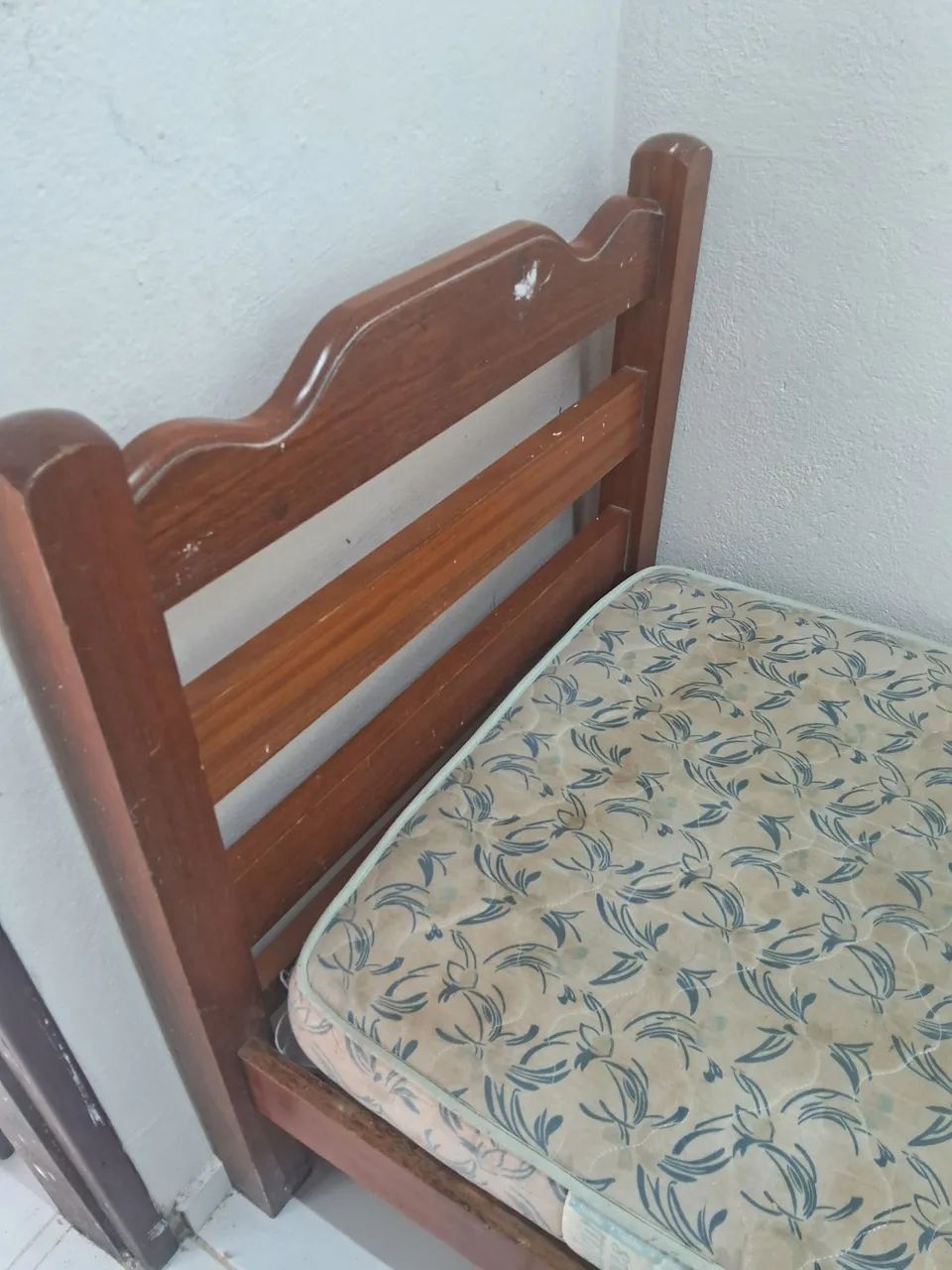 Cama de madeira em ótimo estado 