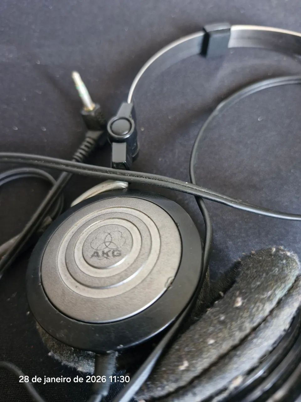 Fone Akg k414p funcionando bem com marcas de uso