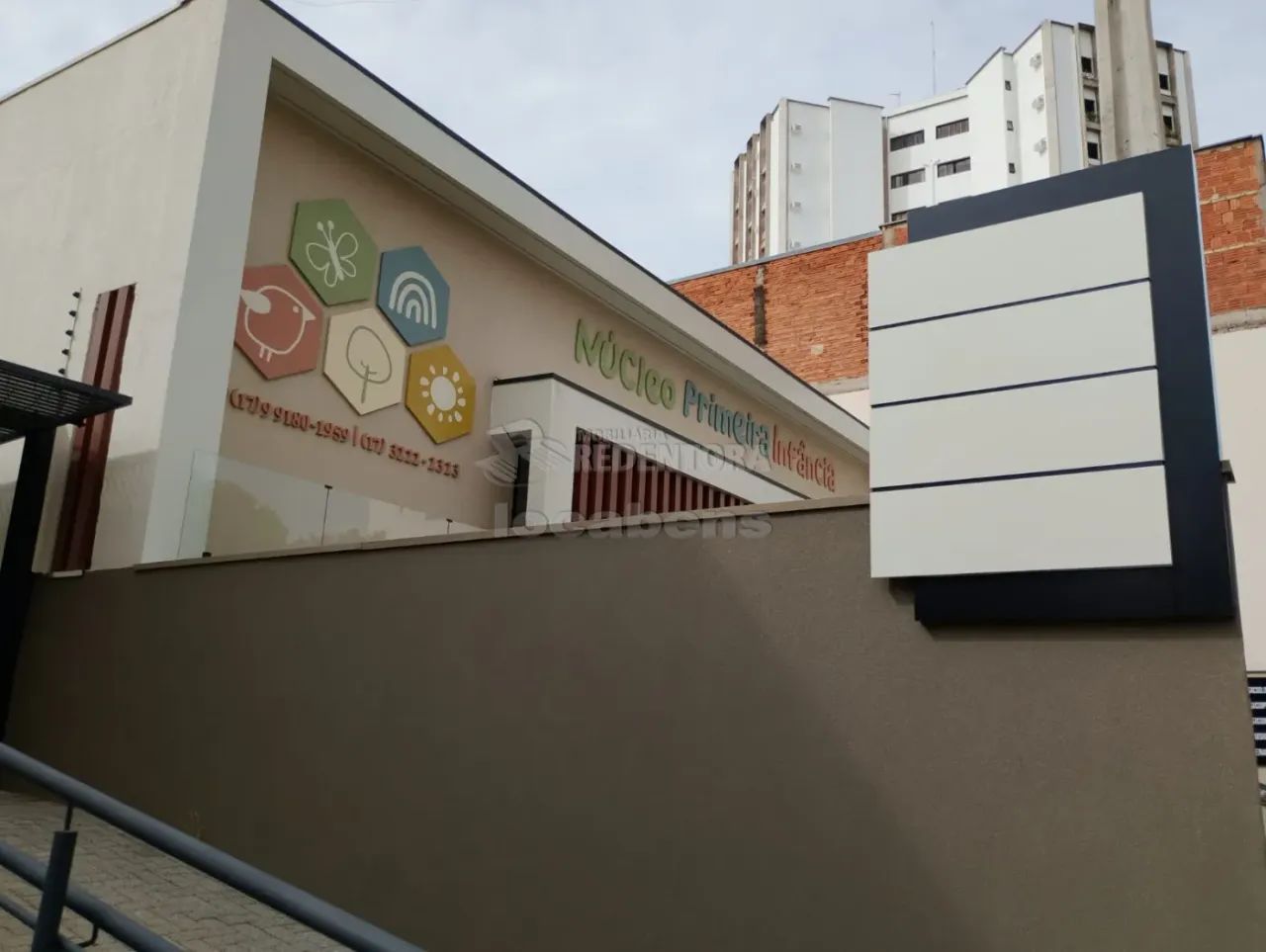 Casa nos fundos com 5 salas comerciais, acessibilidade e 1 garagem - Foto 2