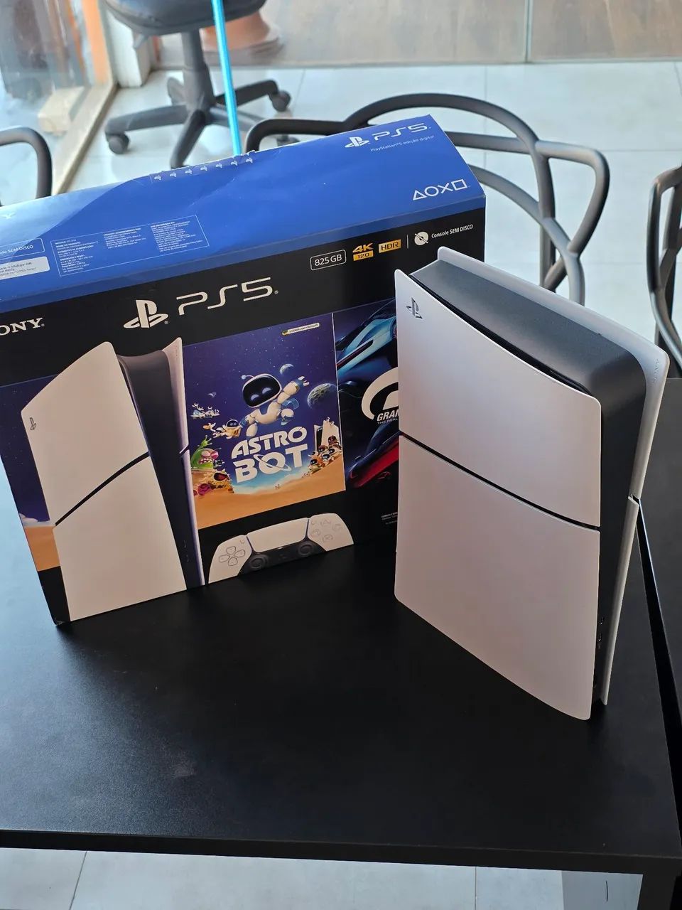 PS5 Slim impecável (com case de transporte)