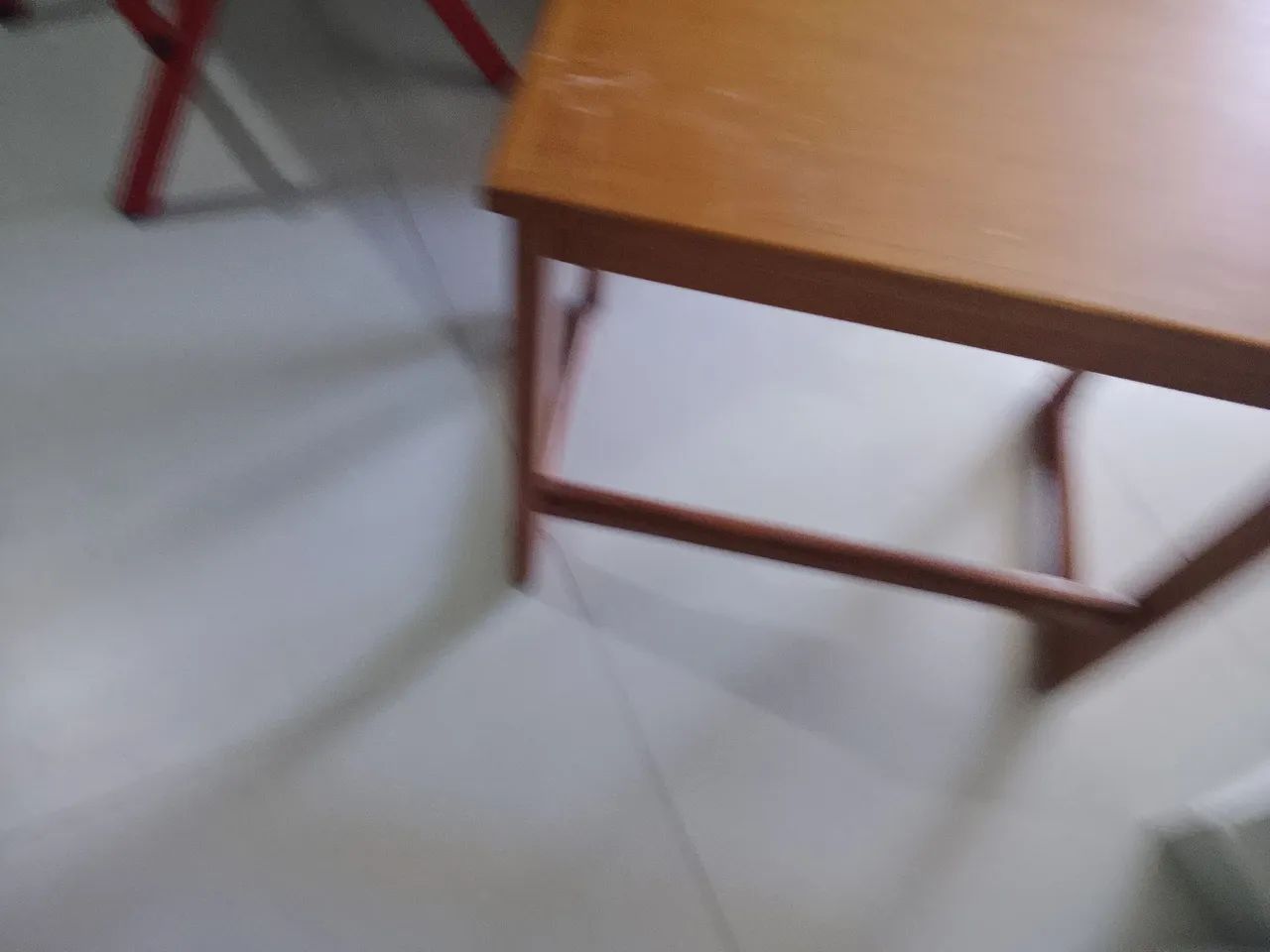 Mesa de cabeceir madeira maciça em ótimo estado - Foto 4