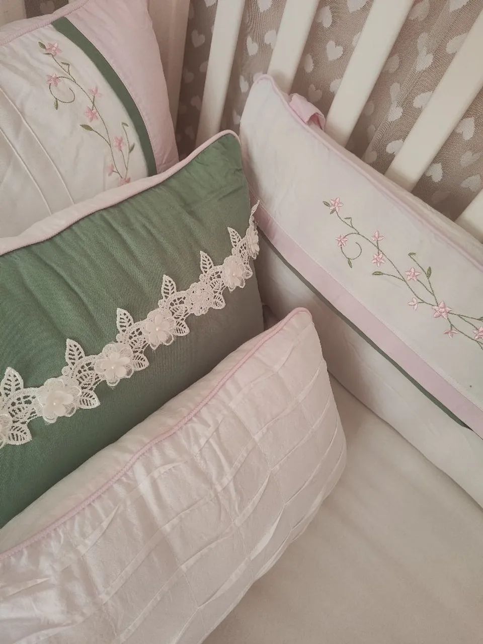Kit berço bordado rosa com verde