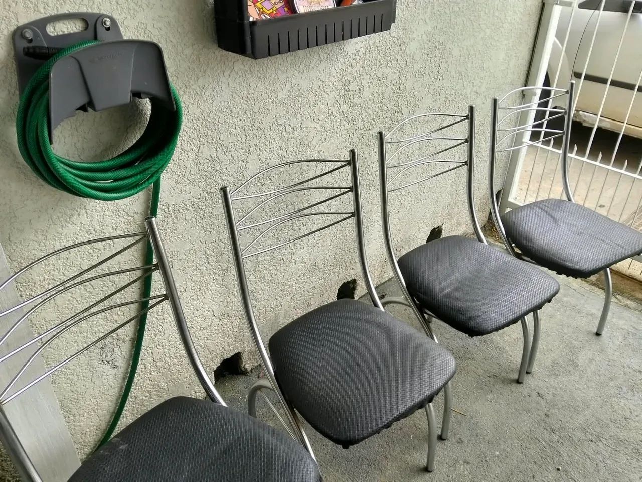 Vendo 4 cadeiras cromadas e estofadas. 