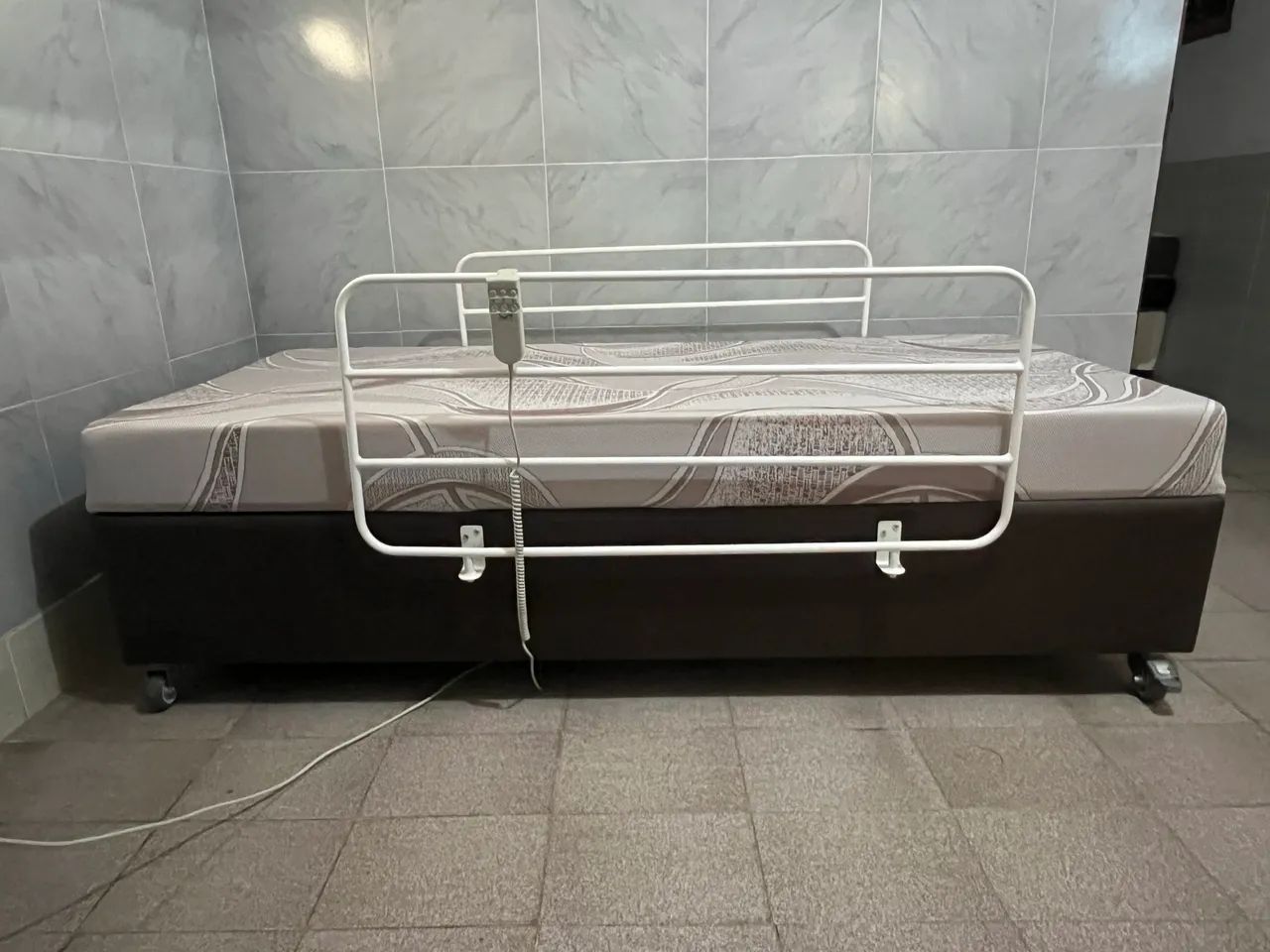Cama hospitalar motorizada elétrica com colchão  - Foto 5