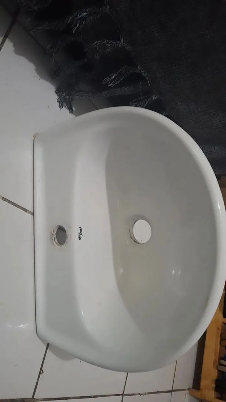 Pia de banheiro simples e em perfeito estado