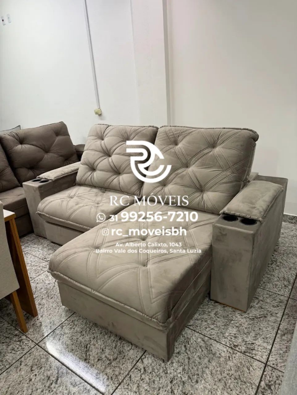 Sofá Retrátil Cuiabá com Porta-Copos - Conforto, Tecnologia e Praticidade