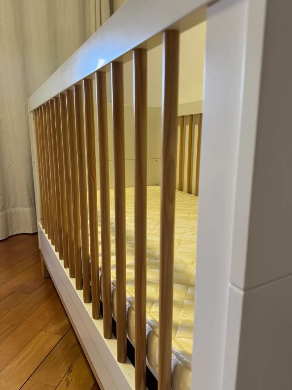 Berço Cozy - Branco Com Carvalho Malva (berço que vira mini cama) - Foto 3