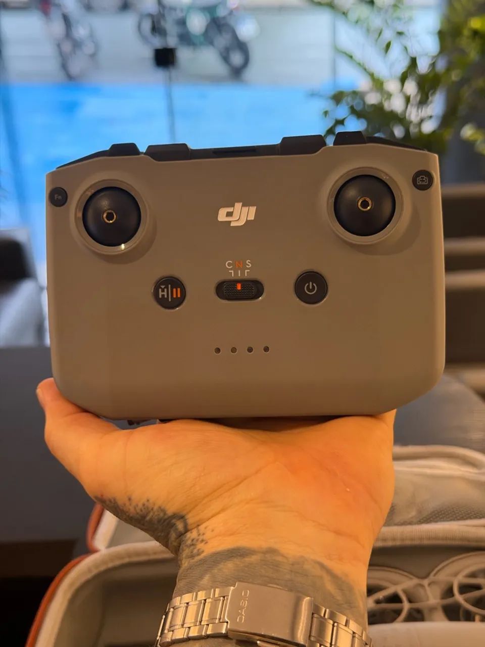 Drone dji neo completo com case, rádio e baterias - Foto 2