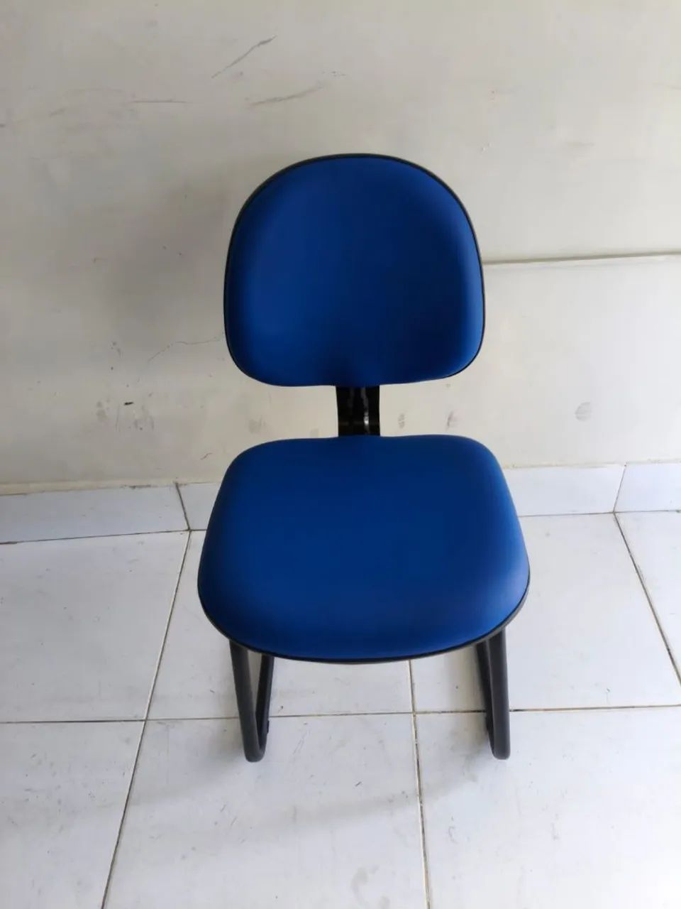Cadeira fixa de couro azul - Foto 2