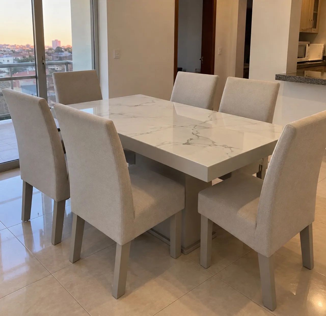 Conjunto de Mesa com 5 Cadeiras estofadas tampo em mármore  - Foto 4