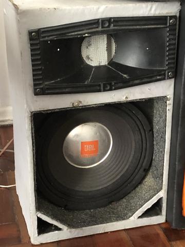 Caixa com uma corneta D250 e Medio de 12