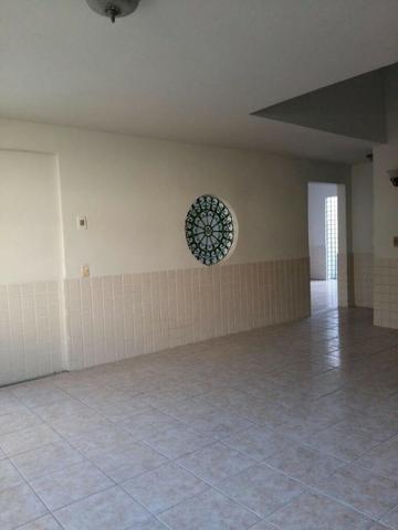 1092 - 03 Quartos - DCE - Terraço - 02 Pavimentos - Localizada no Ipsep
