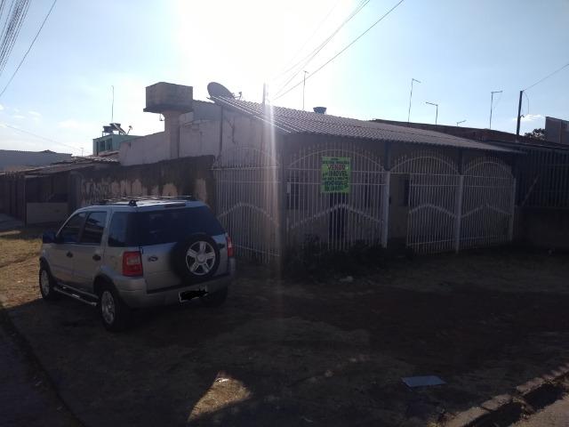 Qno 16 esquina - casa de 03 qts + casa de fundos - Foto 2