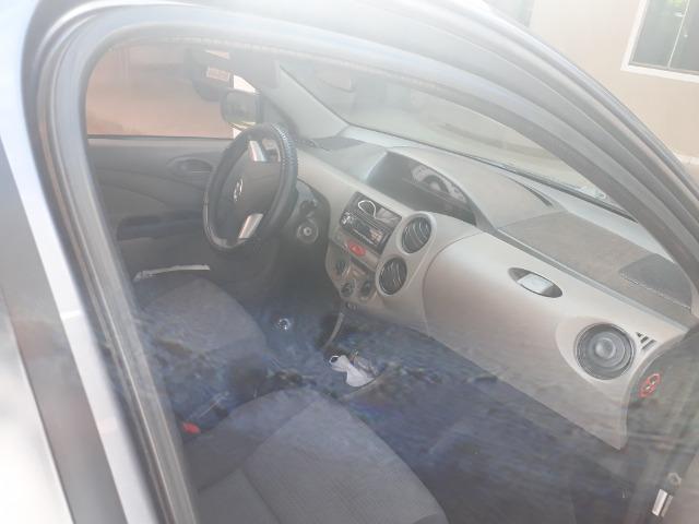 Vendo lindo etios sedã 1.5 muito novo, este carro está em excelente estado de conservação - Foto 6