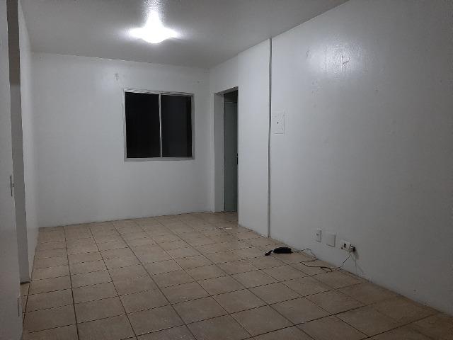 Kitnetão com Garagem e Sacada-Centro-Alugo