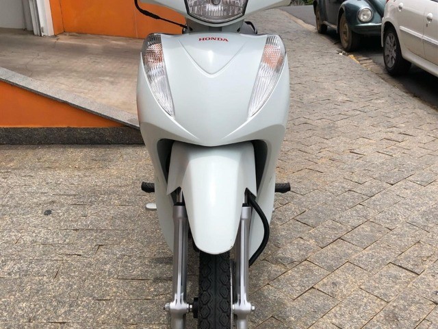 MOTO BIZ 125.