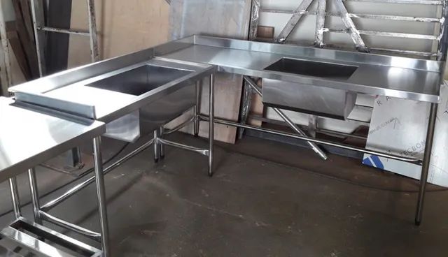 02 Pias INOX grandes fundas e balcão manipulação inox