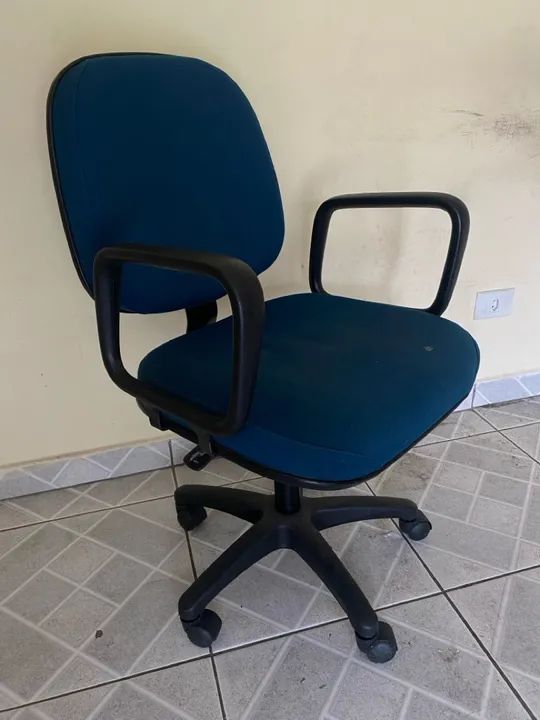 Cadeira de escritório giratória azul - Foto 2