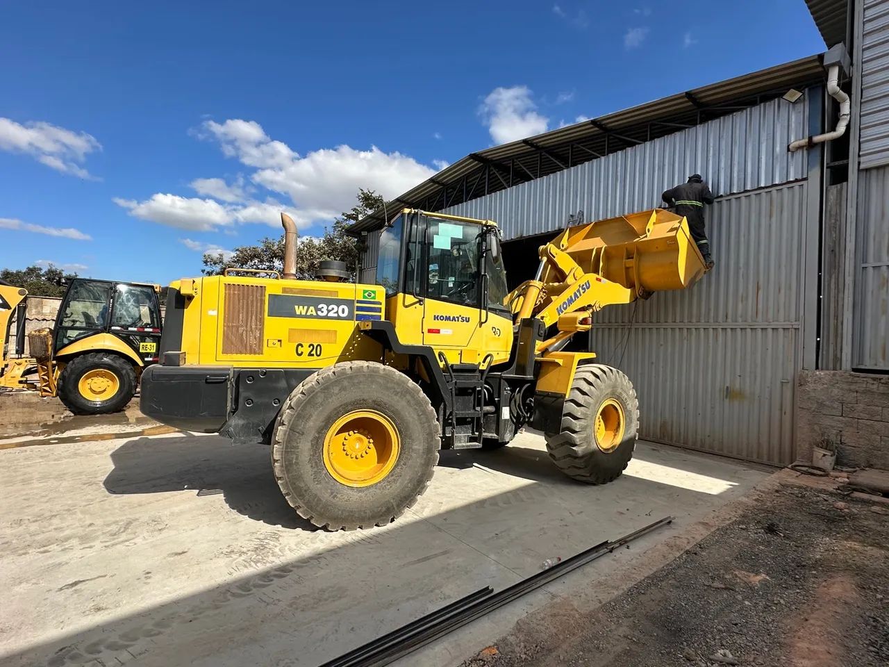 Pá carregadeira Komatsu WA320 2019 - Foto 4