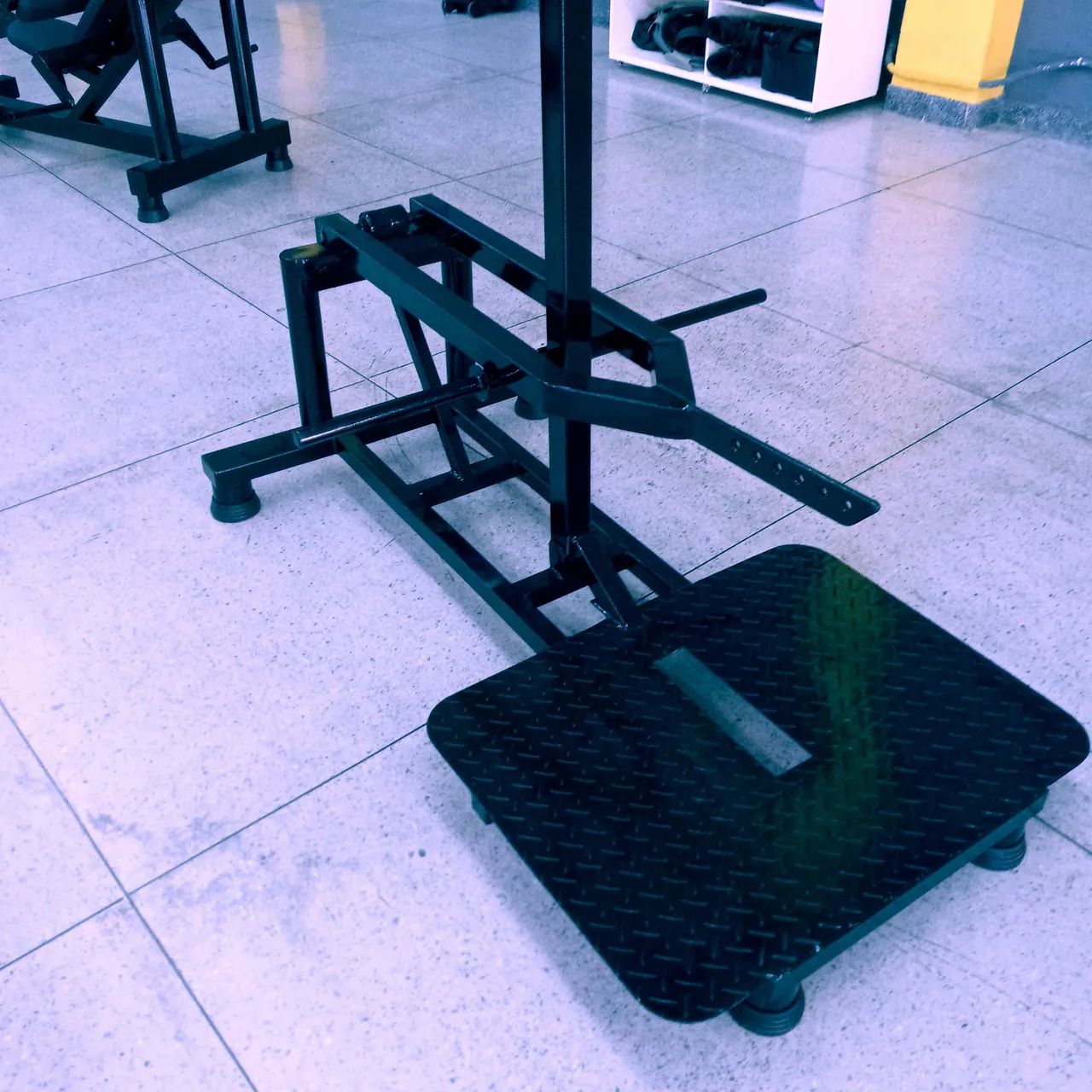 Agachamento sumô (Belt squat) - Foto 2