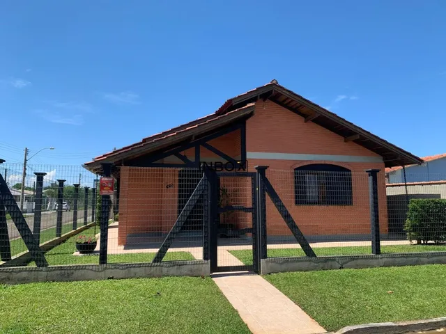 INBOX CIA IMOBILIÁRIA VENDE EM ATLÂNTIDA SUL - Casa com piscina à 800 m da praia.